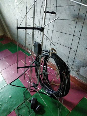 Телевизионная антенна с кабелем и усилителем.