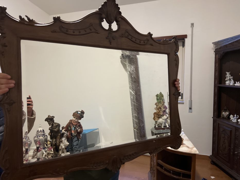 Mobilia em madeira trabalhada a mão