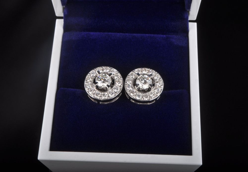 Серьги пусеты из белого золота с бриллиантами