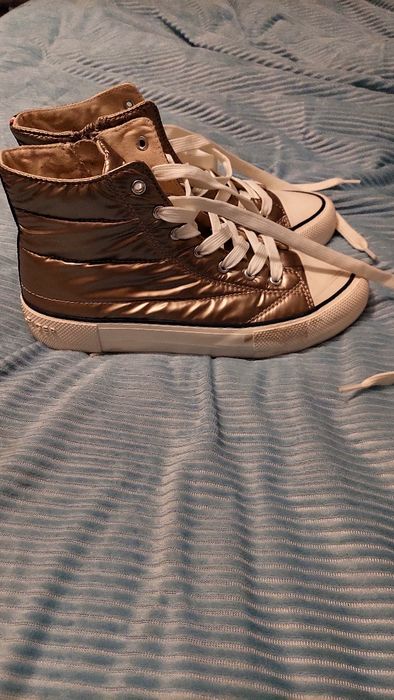 Tenis dourados To.my hilfiger