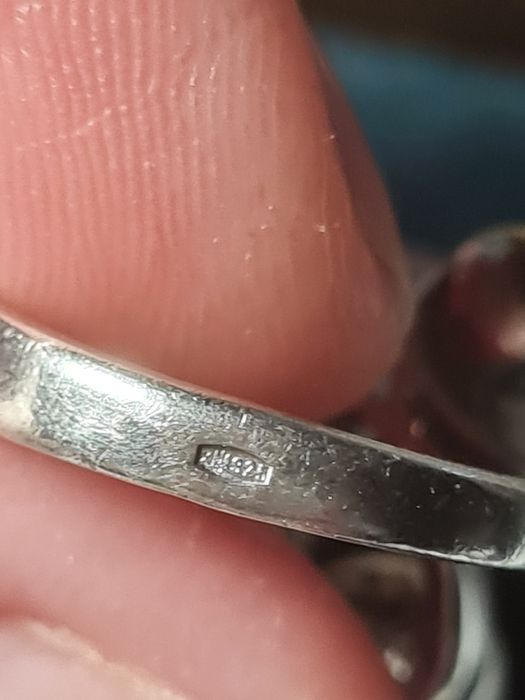 Продам срібну каблучку з перлинами