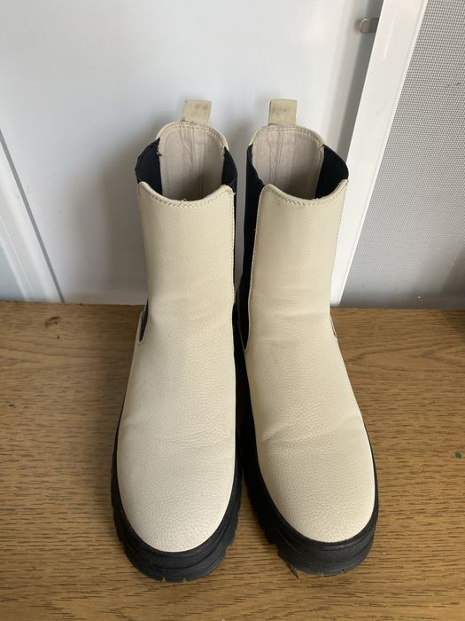 Бежеві весняні ботінки