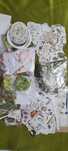Zestaw papierów i dodatków do scrapbookingu