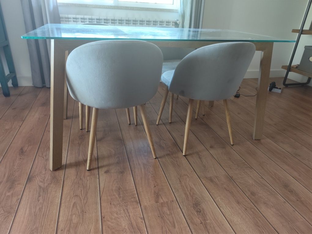 Mesa em vidro temperado com 4 cadeiras em veludo,.