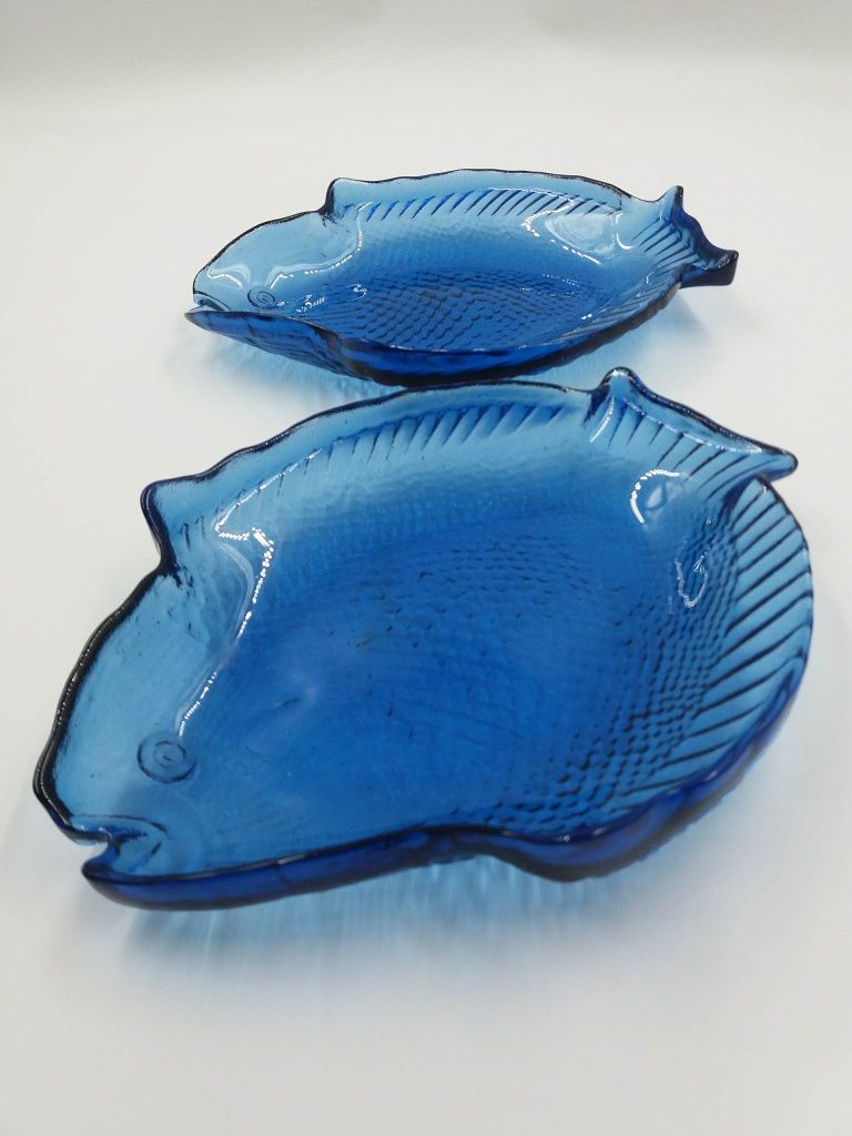 Dwie kobaltowe szklane patery w kształcie ryby PRL