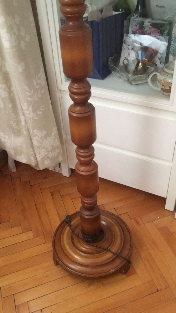 Drewniana lampa stojąca