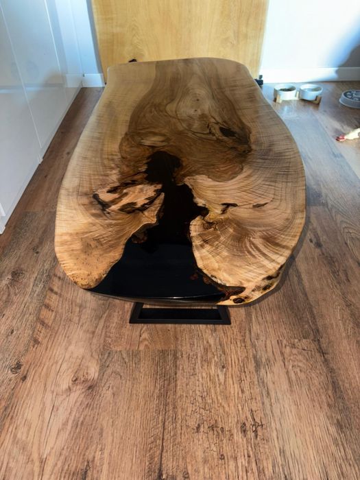 Ława z drewna z żywicą epoxydową