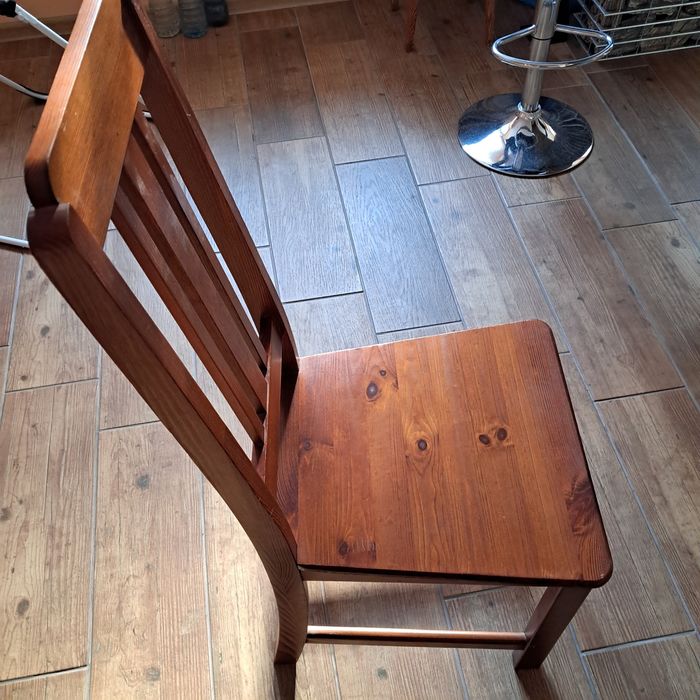 Stół 4 krzesła drewno.