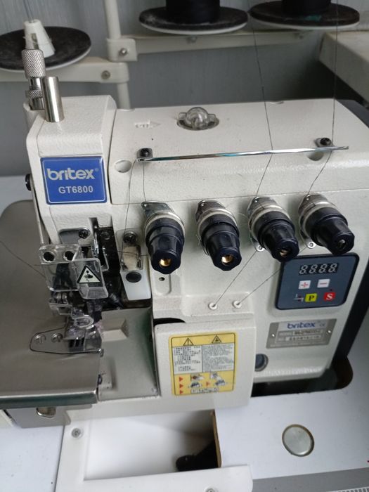 Продам промышленный оверлок britax
