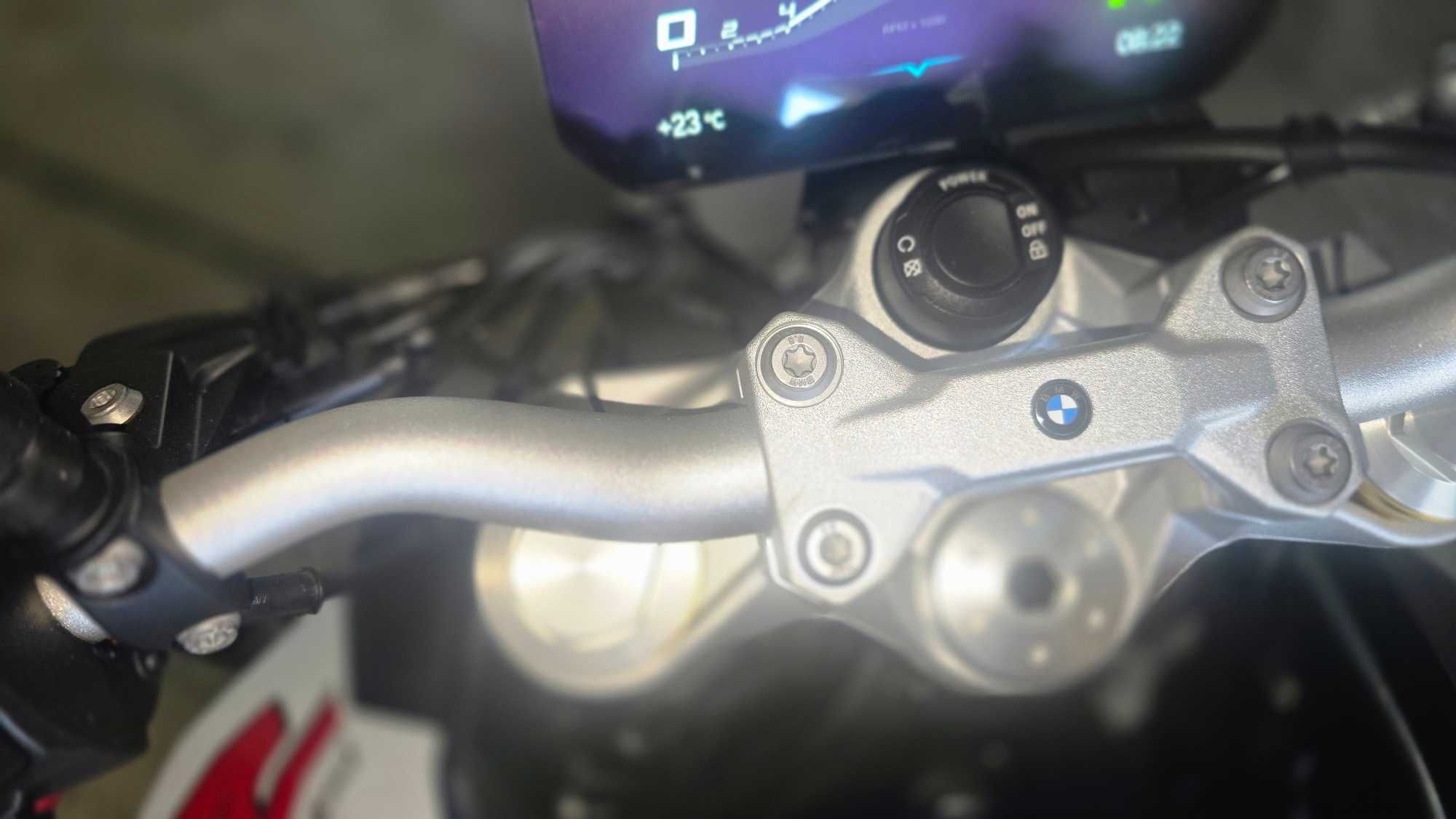BMW F900R com muitos extras...