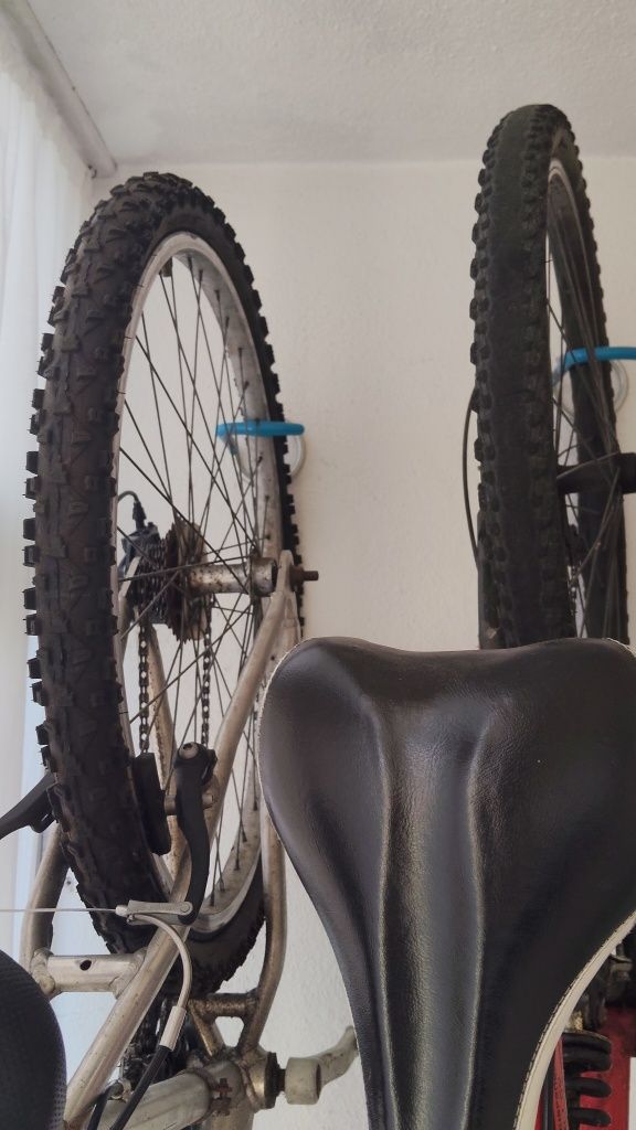 Bicicletas e suportes (ler descrição)
