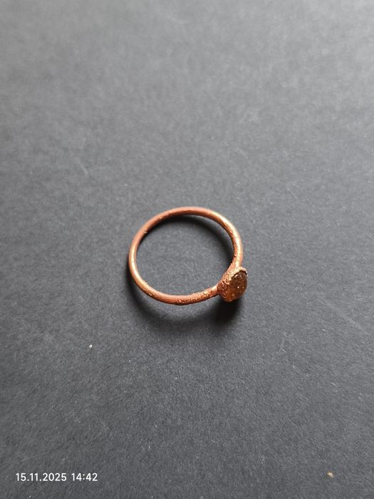 Pierścionek miedziany z małym kamieniem słonecznym, średnica  19 mm.