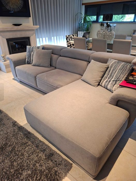Sofá com chaise long cinza claro
