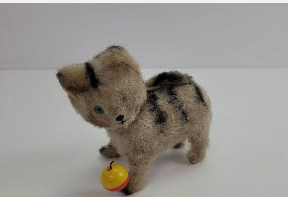 Игрушка механическая Кот с мячиком . 1960 год