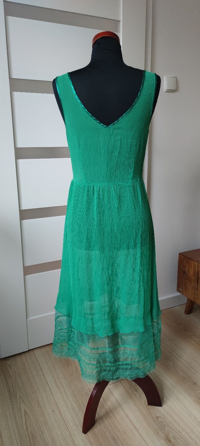 Zwiewna letnia sukienka zielona M/38/10 z koronką dekolt V na zakładkę