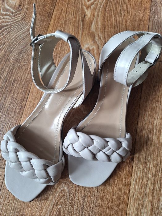 Шкіряні босоніжки мій проліт