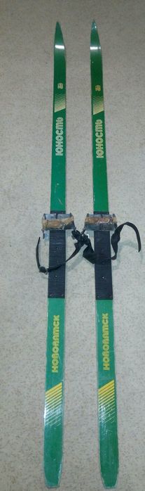 Лыжи беговые с палками времён СССР Юность.