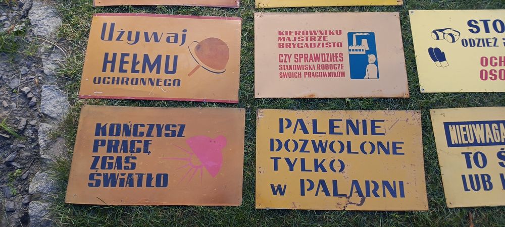 Stare metalowe tablice z PRL-u
