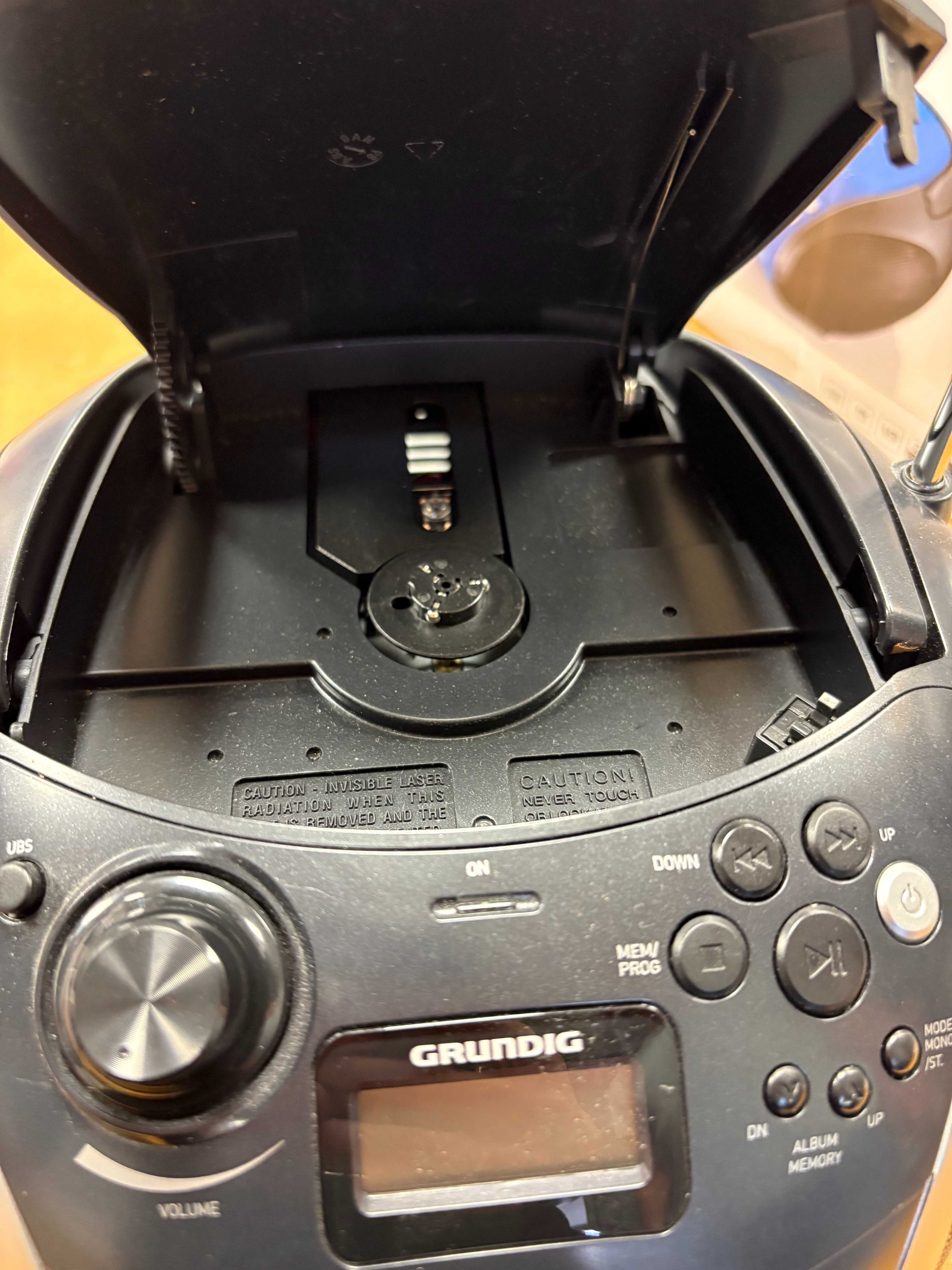 Grundig GPR1090 Grundig GRB 3000 BT schwarz/silber