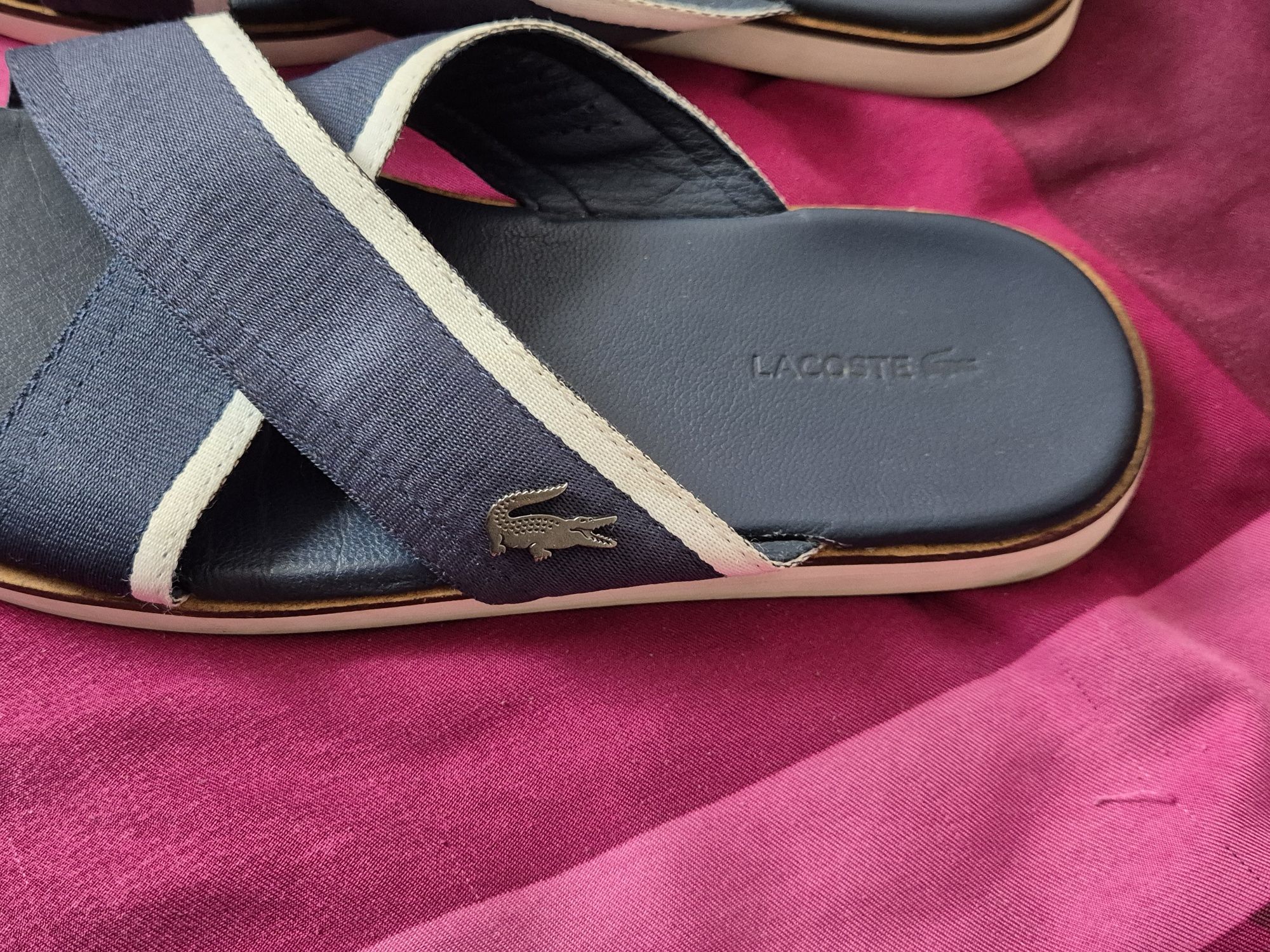 Granatowe klapki męskie Lacoste 42