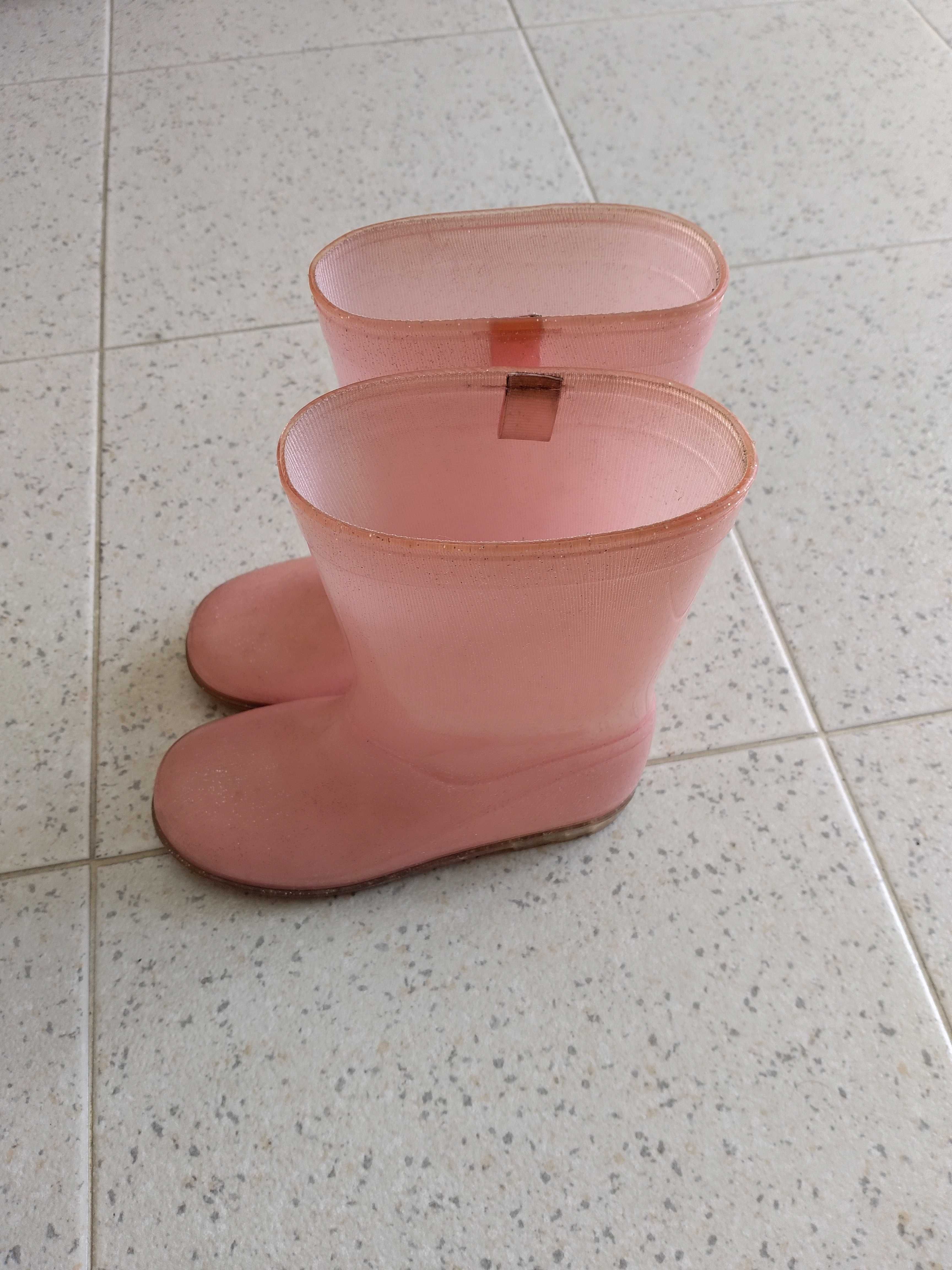 Botas de cano cor de rosa para crianças.