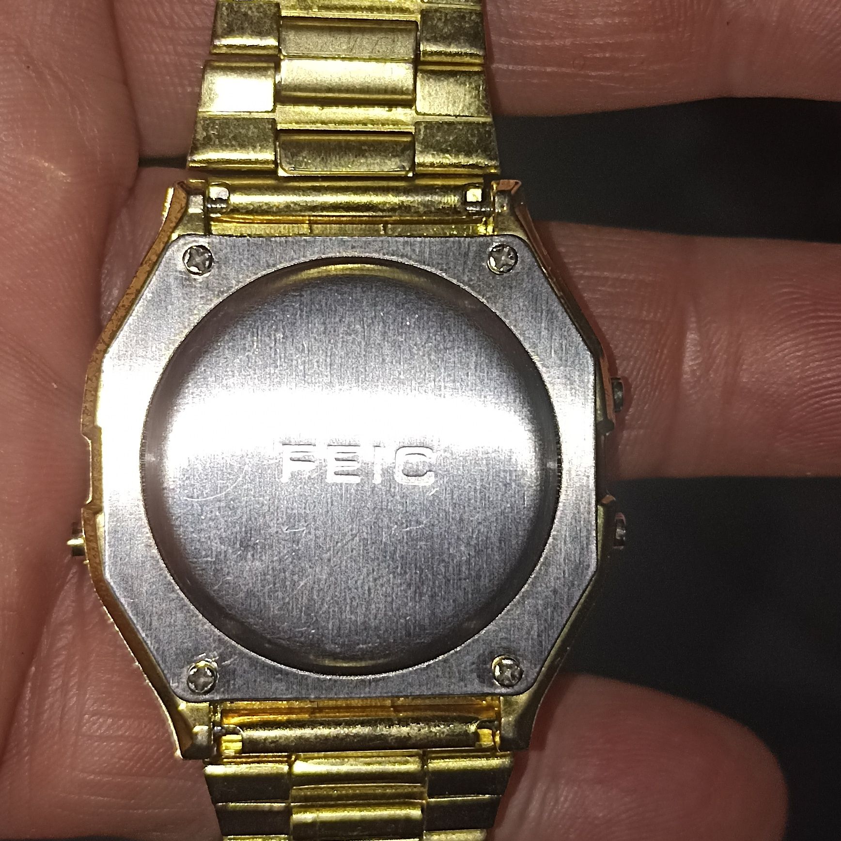 Relógio digital metal dourado a prova de Água