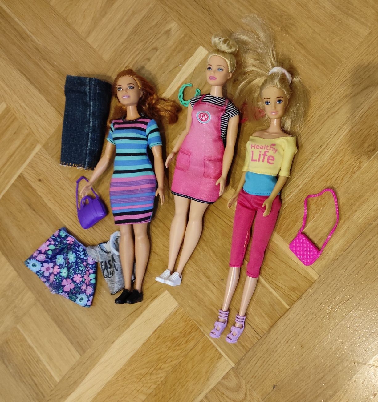 Lalki Barbie z akcesoriami.