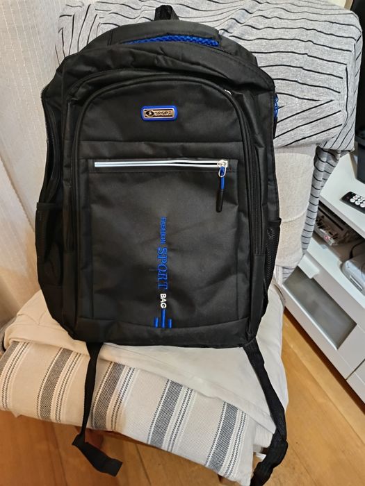Vendo a mochila preta e azul bom estado