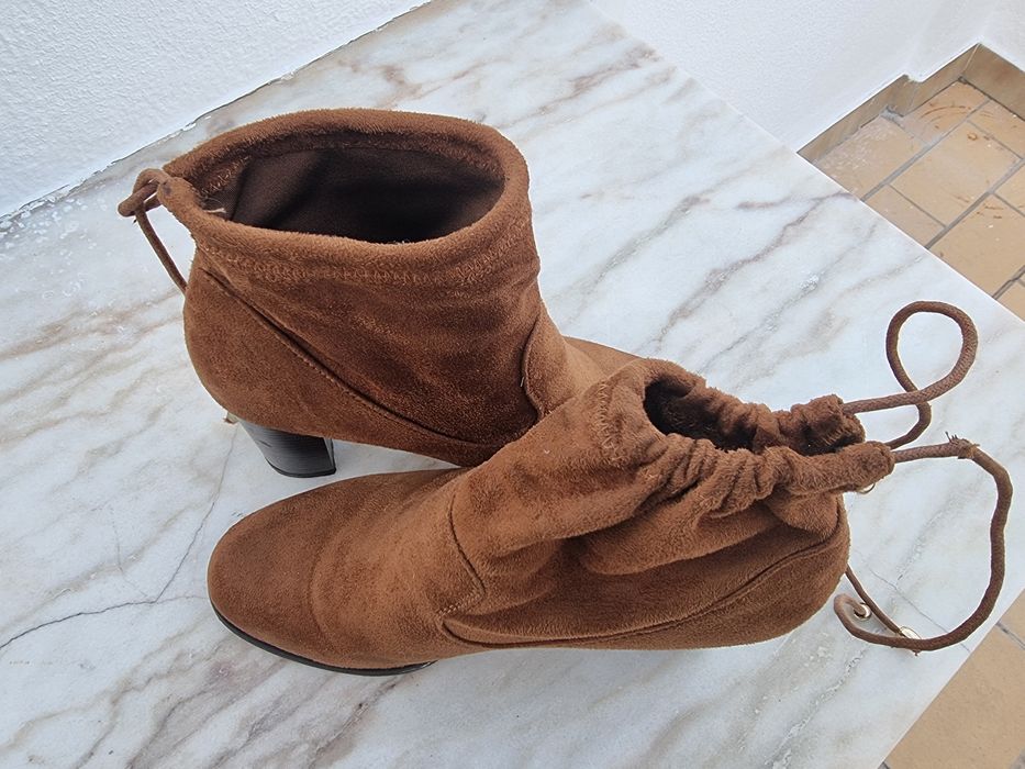 Botas castanhas novas