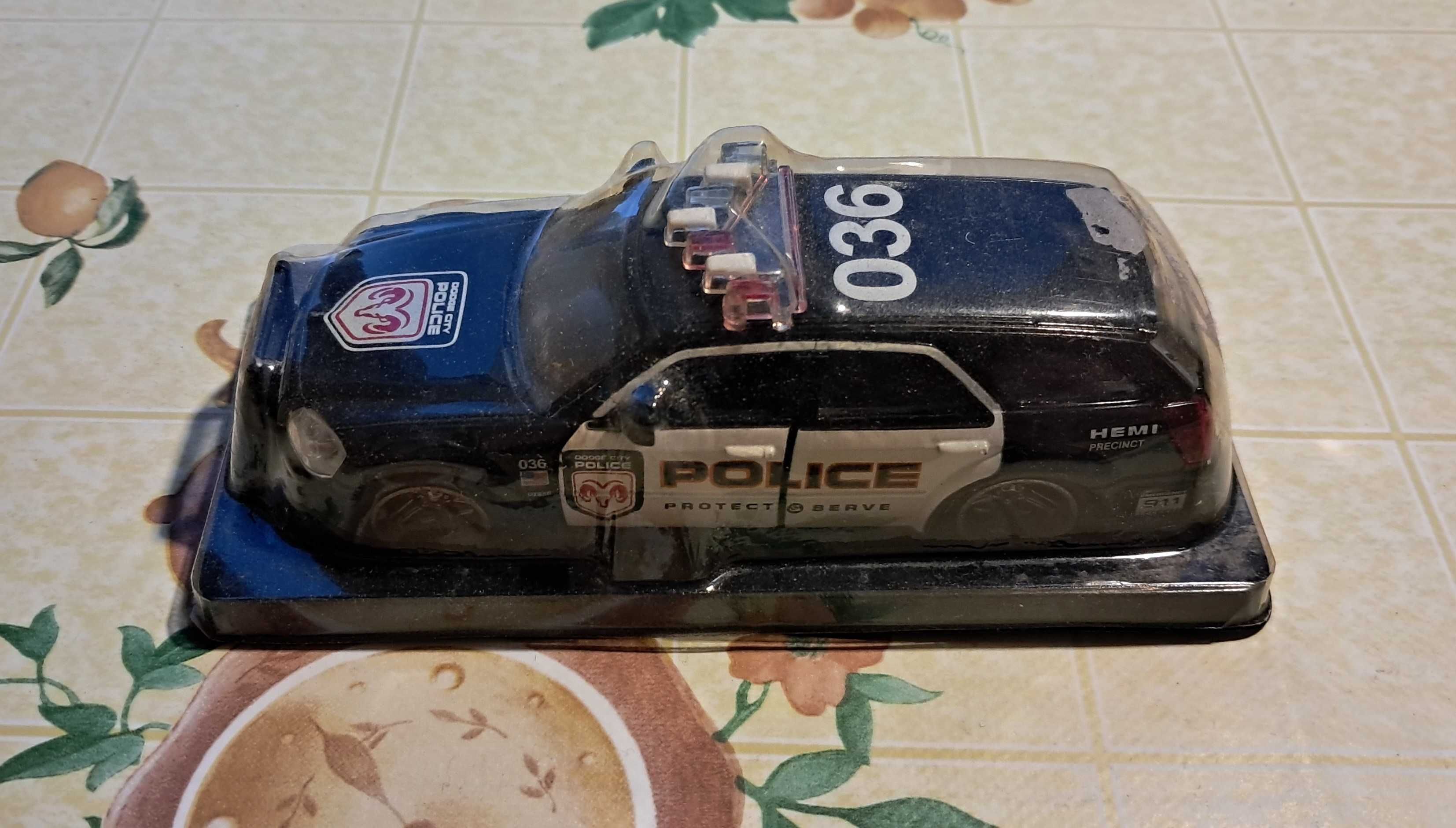 Samochód policyjny Dodge Magnum R/T, 1:43