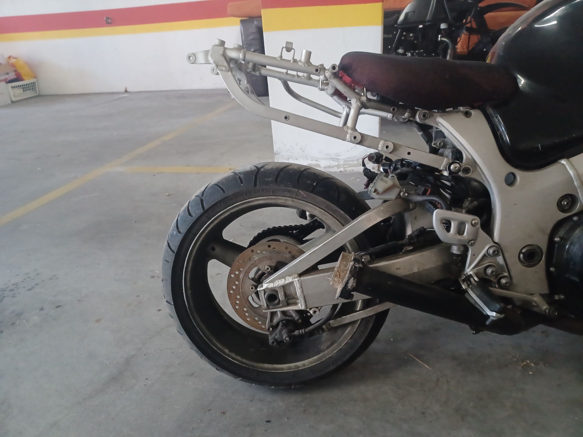 Moto Hayabusa 1300R ano 2000 Deslimitada