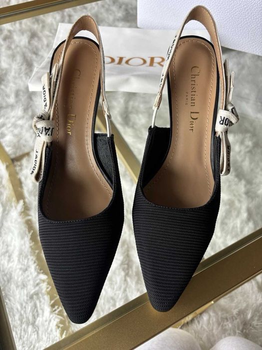 Sandálias de salto alto Dior em cetim com tiras, tamanho 38,5.