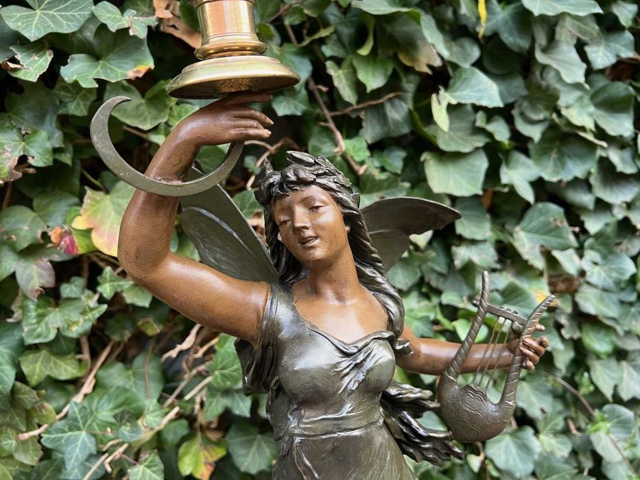 Sygnowana lampa naftowa symbolizująca POEZJĘ