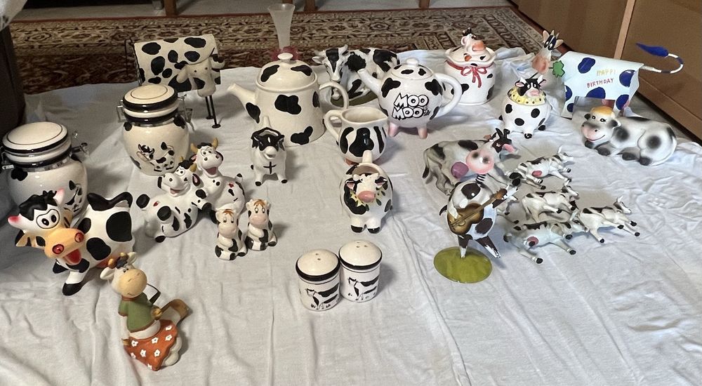 Porcelana e bonecos da vaca