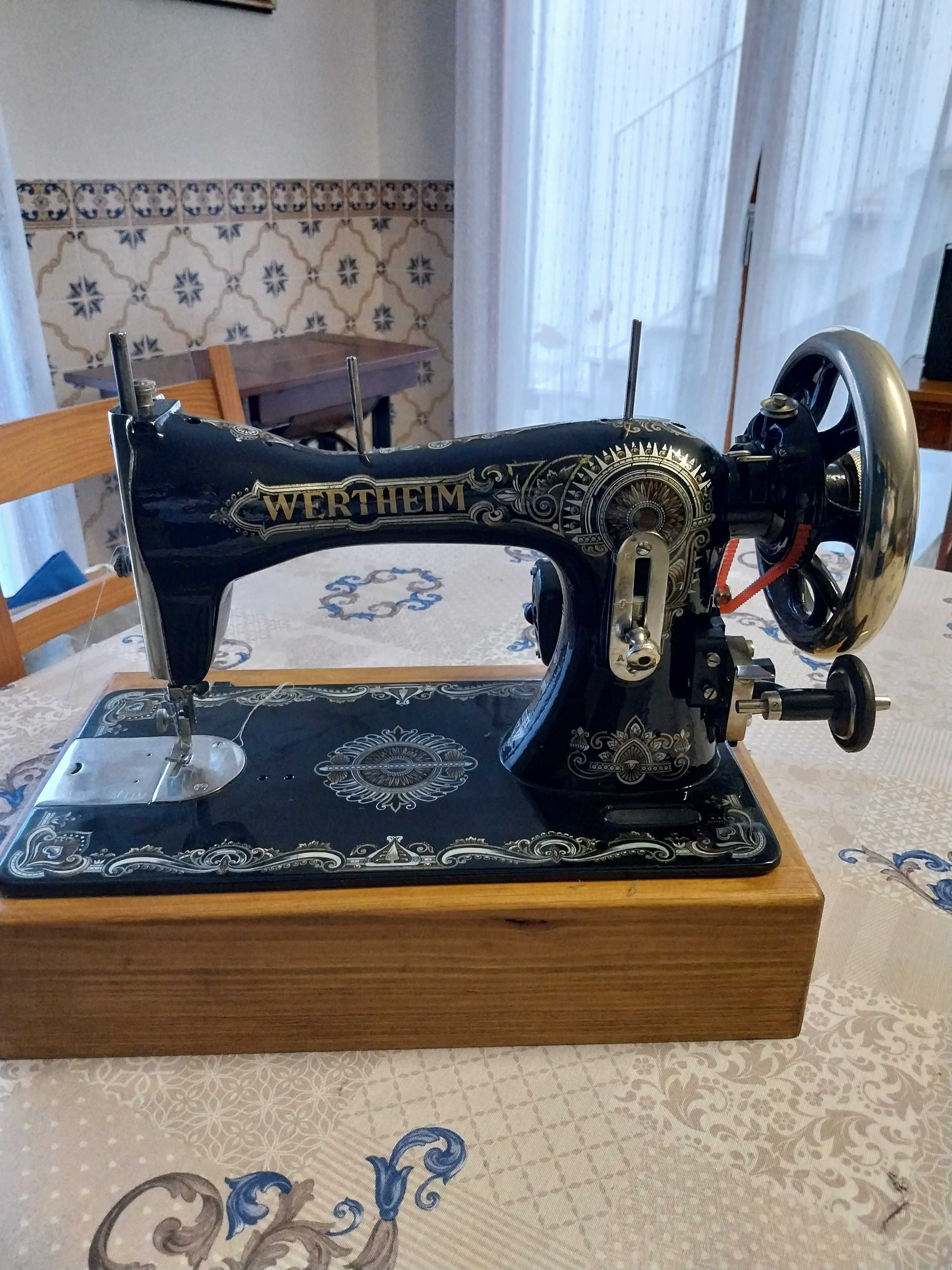 Máquina de costura Wertheim (alemã) restaurada.