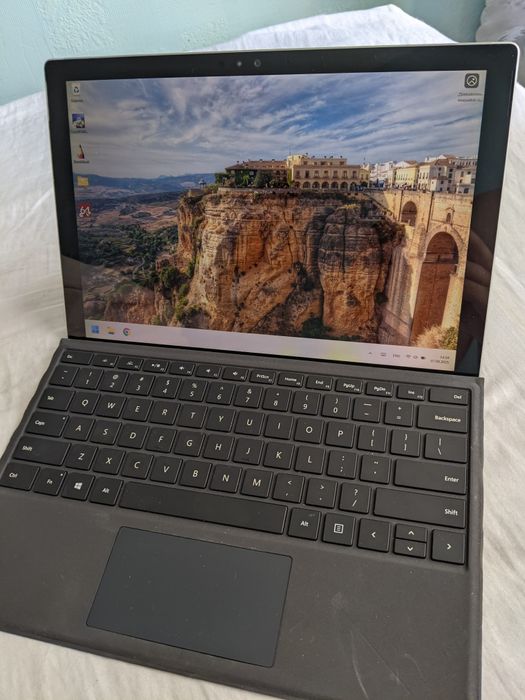 Microsoft Surface Pro 4 i5-6300/8Gb/256Gb с клавиатурой и зарядкой