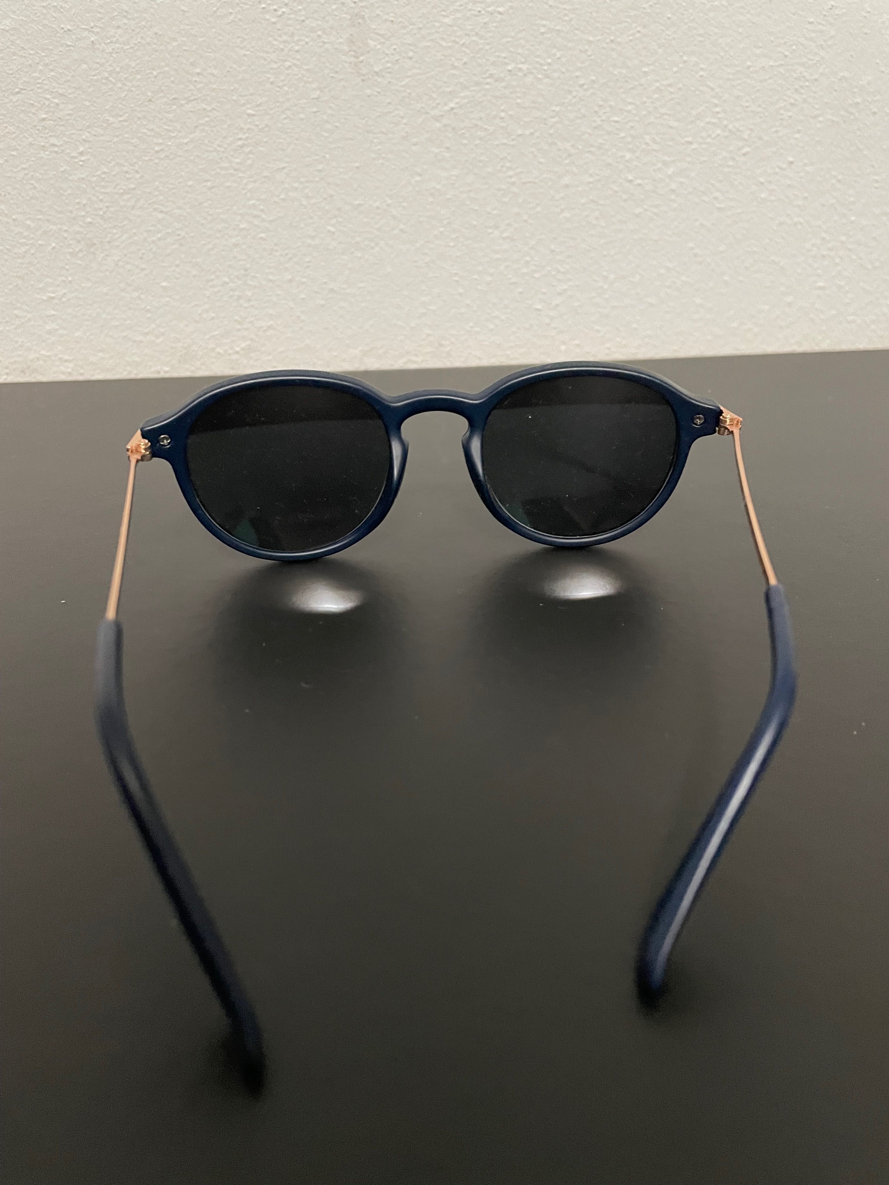 Óculos de sol azuis