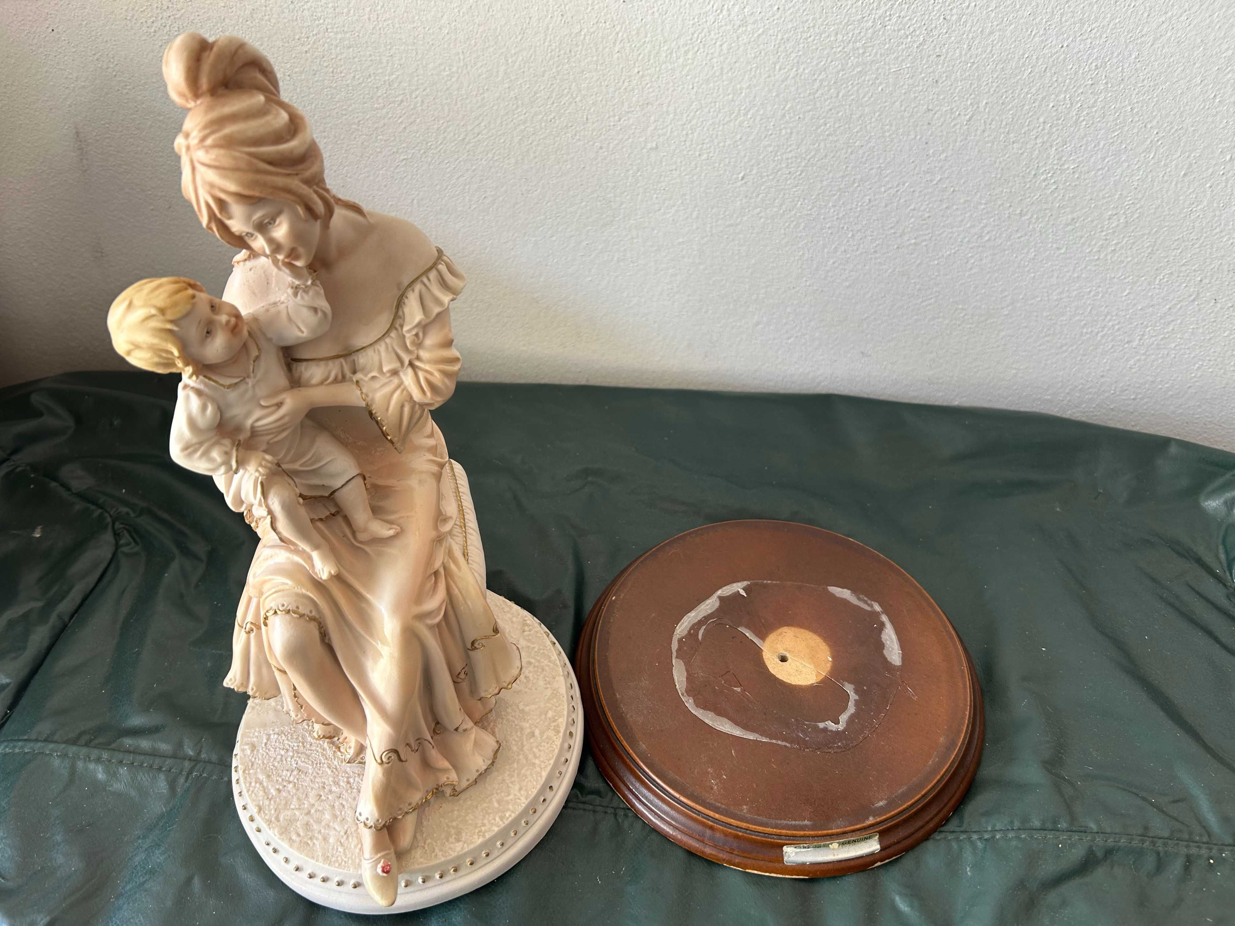 Estatueta mulher com menino