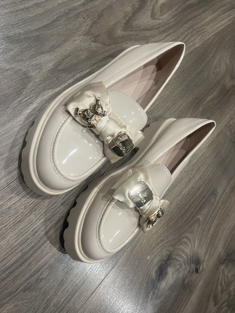 Damskie buty typu mokasyny