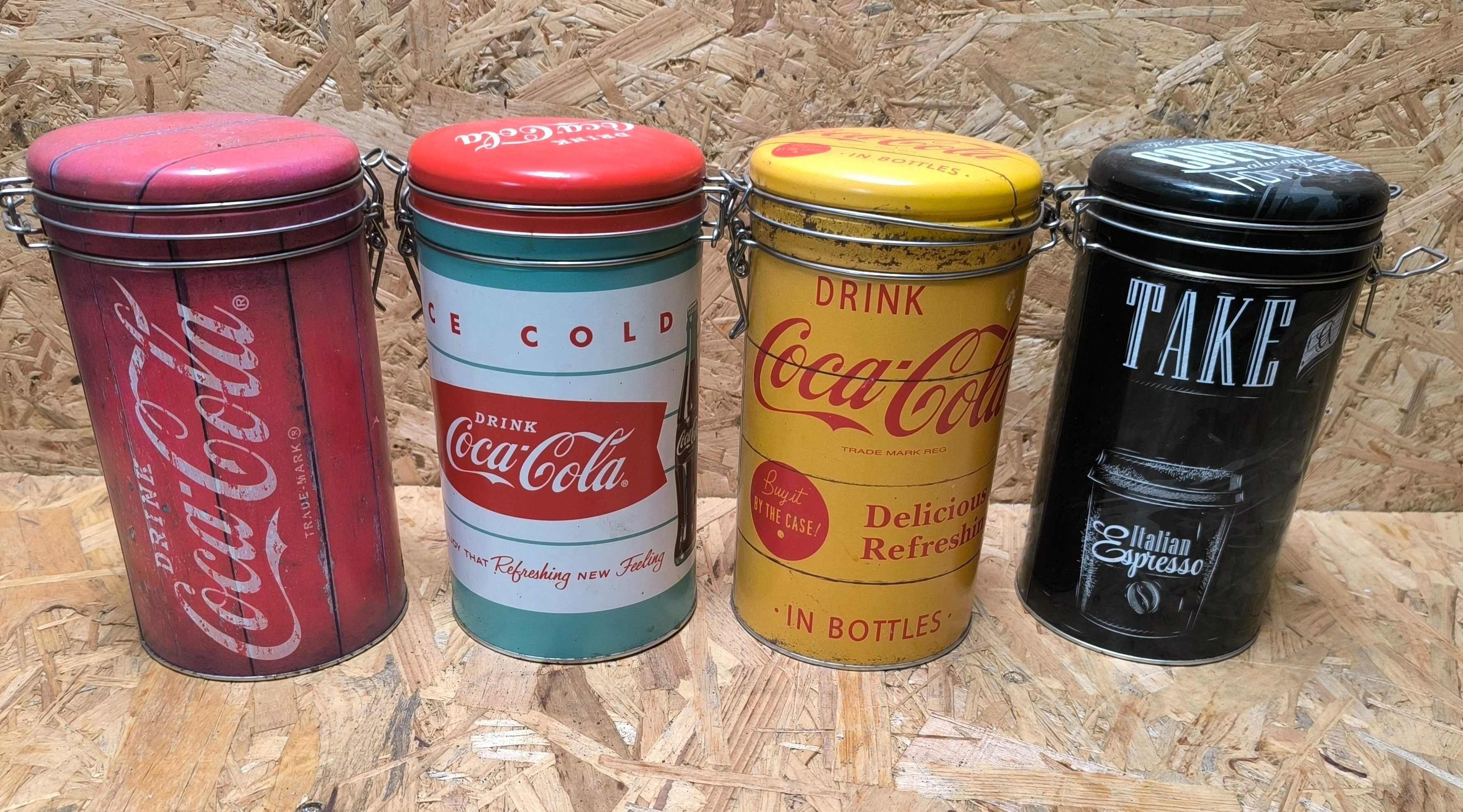 Zestaw starych puszek pojemników Coca-Cola