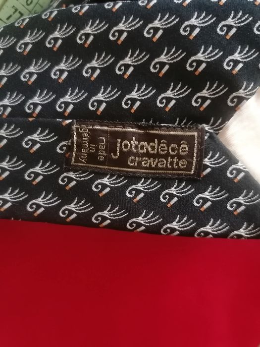 Gravata preta com padrão multicolorido Gravata clássica Jotadec