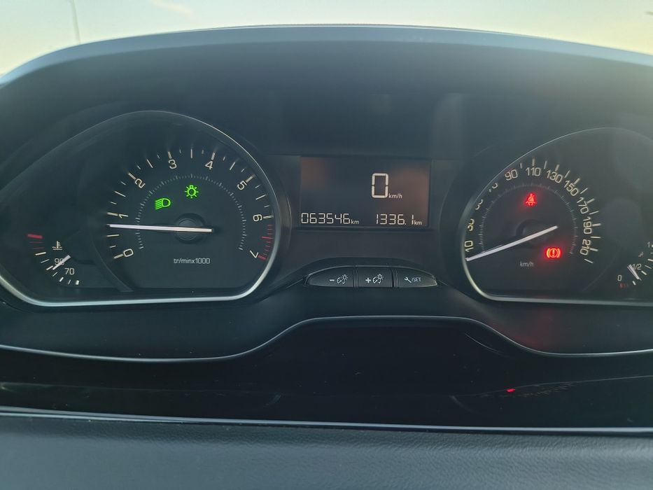 Peugeot 208 1.2 signature JAN2019 gasolina  63536km