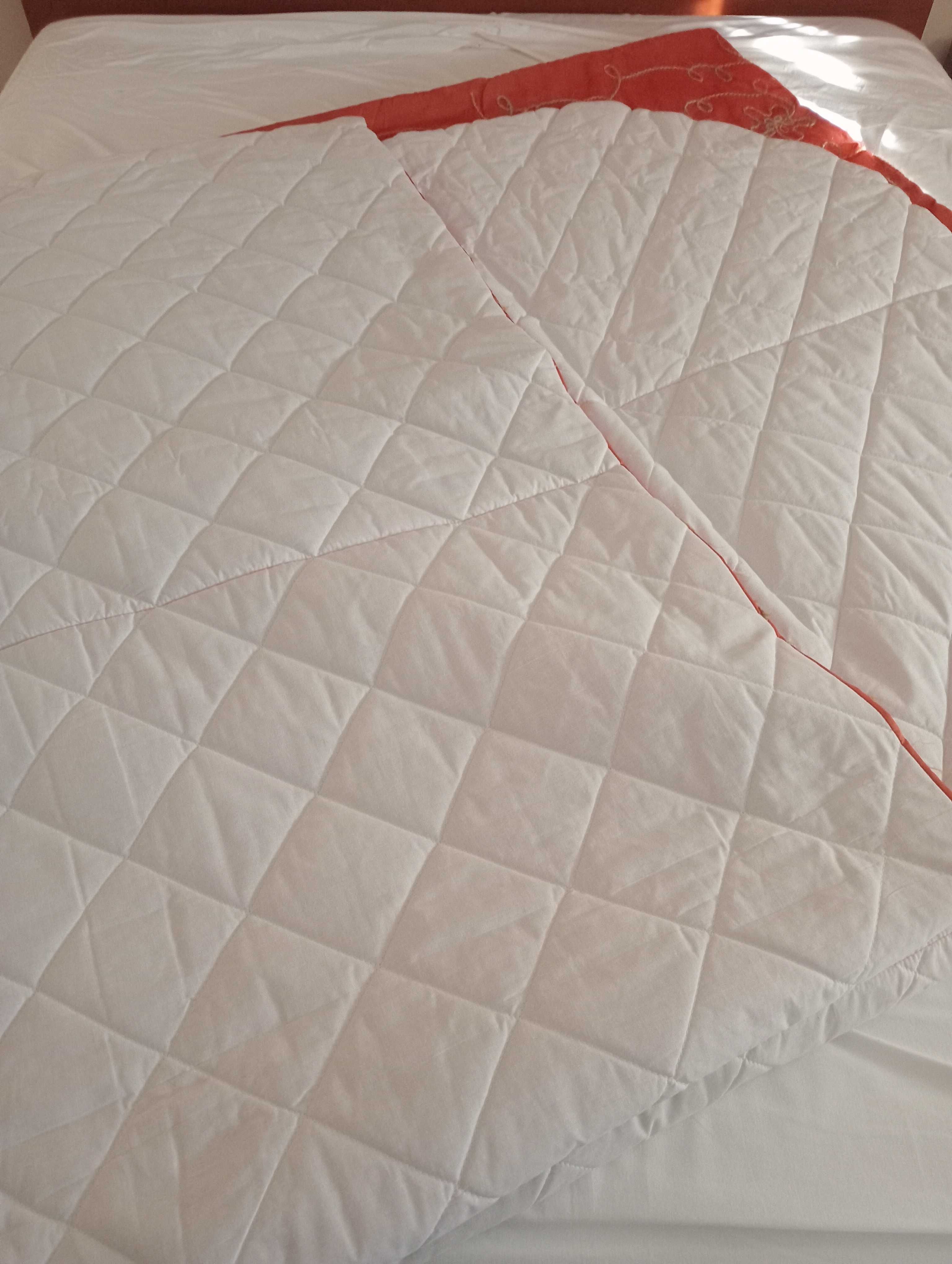 Colcha cama de casal com bordado