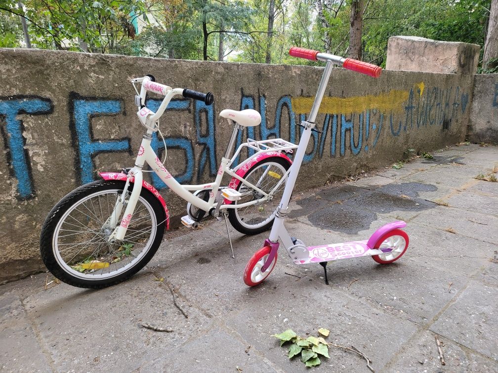 Дитячий велосипед та самокат.
