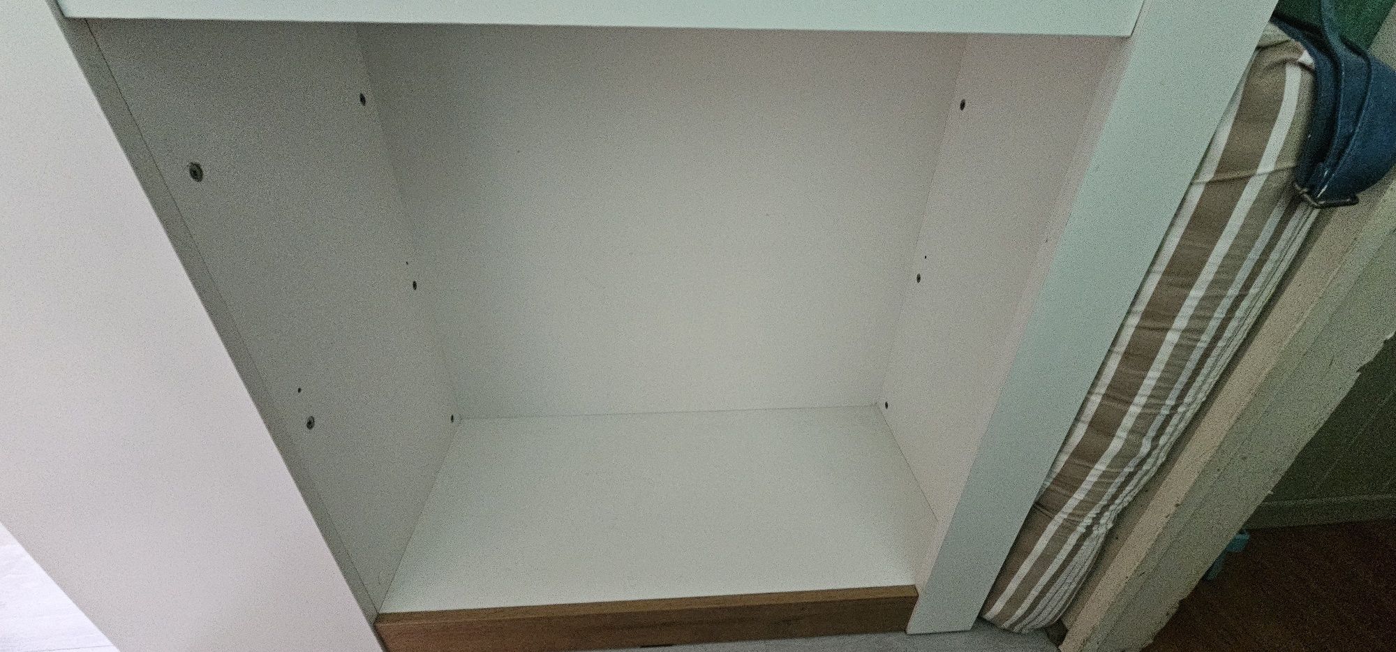 Łóżko piętrowe z pułkami