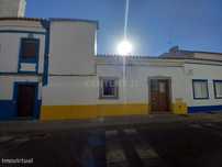 Moradia tradicional em banda parcialmente remodelada com garagem no ce