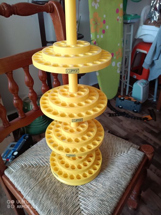 Expositor de isqueiros da Clipper