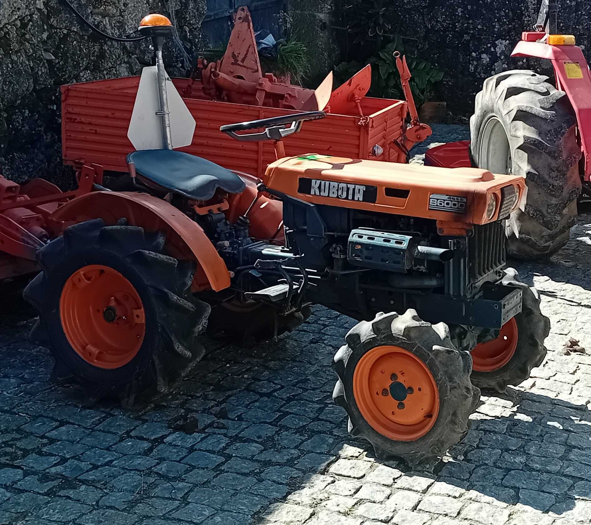 Trator kubota b6000 com capinadeira