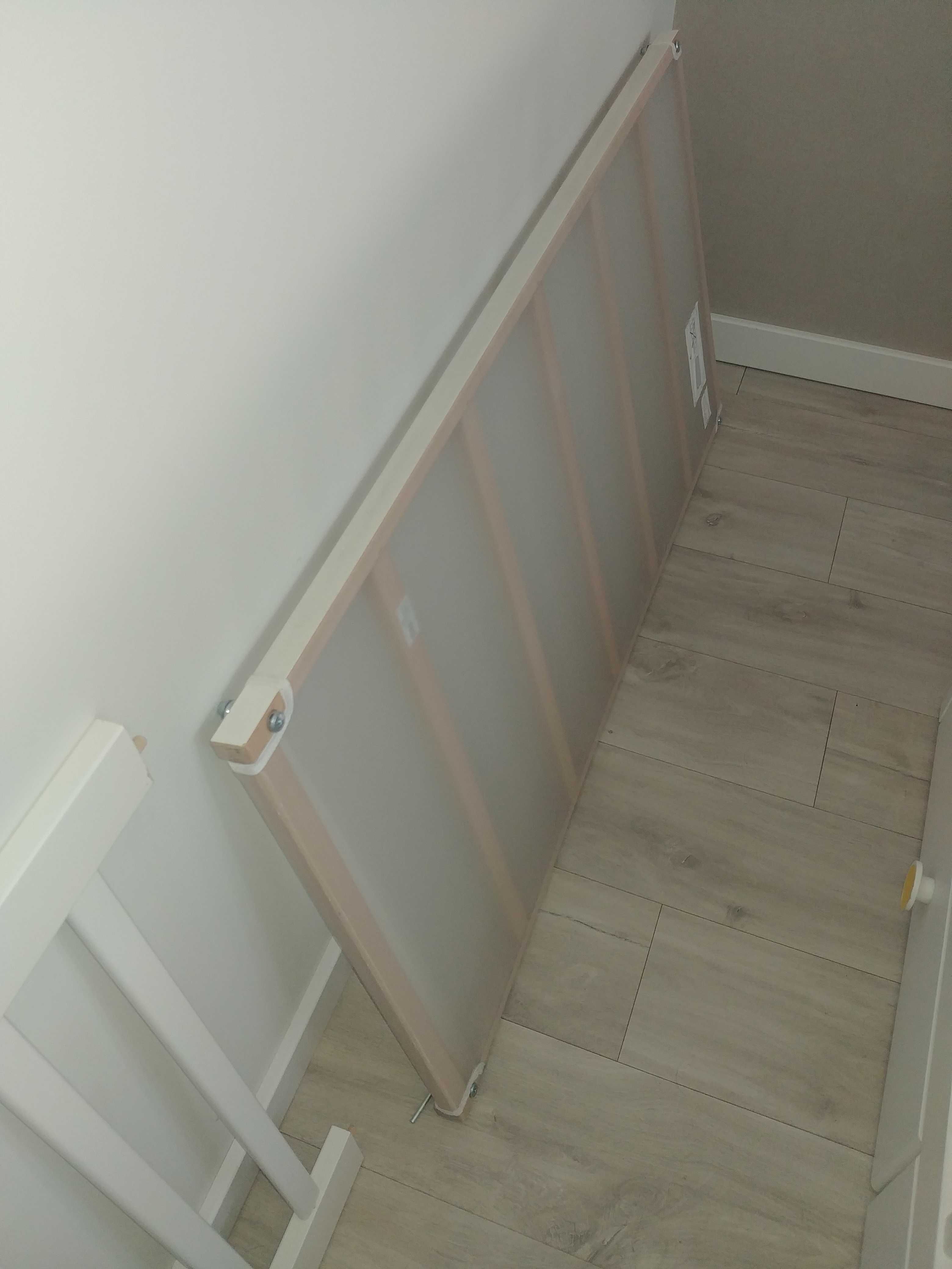 Łóżeczko dziecięce IKEA z szufladami.
