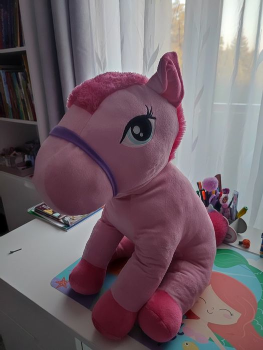 Duży pluszowy koń